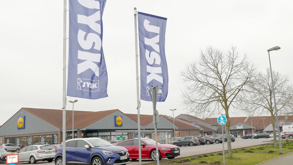 Der Investor des Geschäftszentrums Rhauderfehn-Mitte, Real Immobilien von Dieter Baumann, möchte einen größeren Lidl-Markt bauen. Dann könnte das ehemalige Dänische Bettenlager in den alten Lidl-Markt ziehen und damit seine Verkaufsfläche verdoppeln. Foto: Wieking