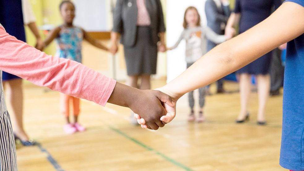 Viele der Teilnehmerinnen der VHS-Weiterbildung sehen ihre berufliche Zukunft in einer Festanstellung in der Kinderbetreuung. Foto: Charisius/dpa