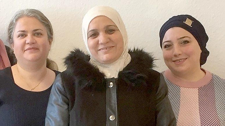 Sind im vergangenen Sommer gemeinsam mit zehn anderen Frauen mit viel Optimismus in die Weiterbildung gestartet (von links): Maryam Nourghorbani aus dem Iran und Ibtisam Alaswad und Suha Eido aus Syrien. Foto: Mielcarek/Archiv