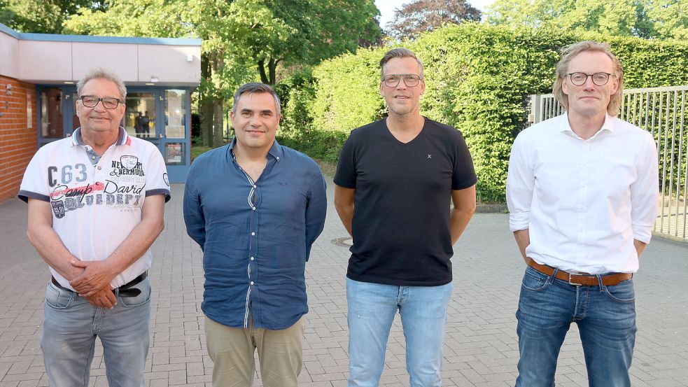 Zuversichtlich gehen die Verantwortlichen des Handball-Drittligisten in die neue Saison (von links): Teammanager Ewald Meyer, Trainer Pedro Alvarez und die Geschäftsführer der OHS, Lutz Günsel und Jörg Schmeding. Foto: Gerken