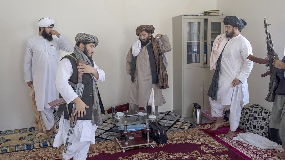 Nach dem Abzug internationaler Truppen übernahmen die Taliban wieder die Kontrolle in Afghanistan und terrorisieren seitdem die Bevölkerung. Der britische Youtuber und selbsternannte Extremtourist Miles Routledge besuchte die Dschihadisten. Danach verschwand er. Foto: dpa/AP/Rodrigo Abd