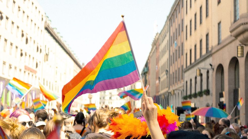 Mit dem neuen Selbstbestimmungsgesetz genügt künftig die eigene, persönliche Erklärung, um Geschlecht und Namen beim Standesamt ändern zu lassen – und das einmal pro Jahr. Foto: Unsplash/William Fonteneau