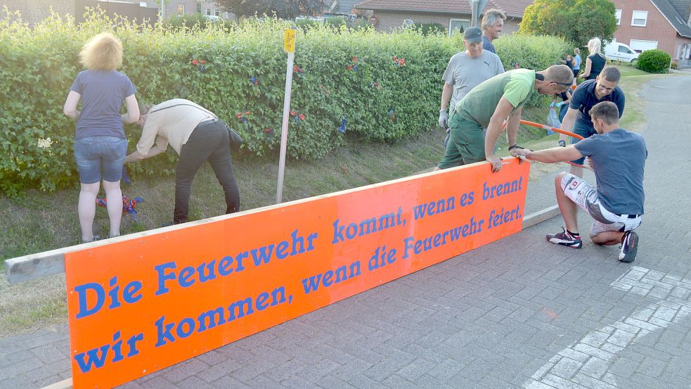 Große Feierlichkeiten stehen am Wochenende in Holte an. Deshalb wird das Dorf geschmückt. Foto: Weers