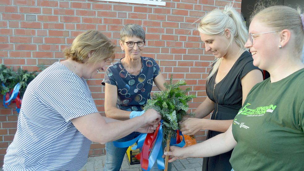 Kürzlich wurden gemeinschaftlich die Kränze gebunden und der ganze Ort wurde bunt geschmückt. Foto: Weers