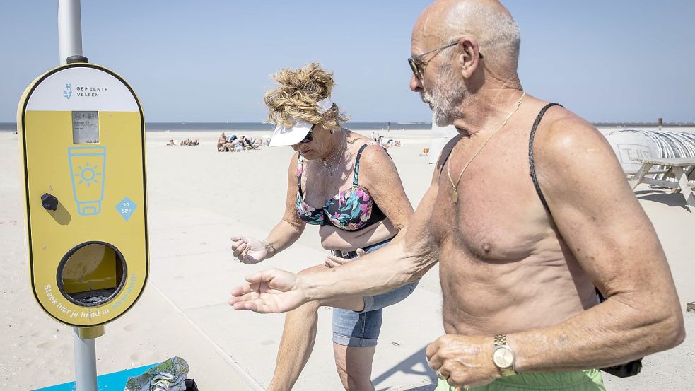 Ein Spender mit kostenlosem Sonnenschutz steht an einem Strand, um Besucher vor Sonnenbrand zu schützen. In den Niederlanden können Menschen in diesem Sommer an Hunderten Orten kostenlos Sonnencreme erhalten. Foto: Anp Dingena Mol/ANP/dpa