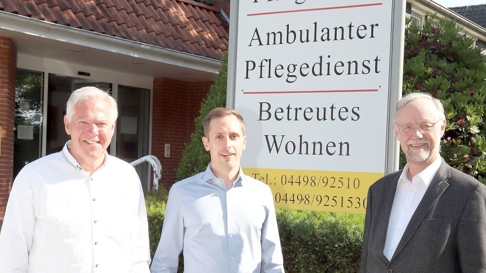 Vorstellung des neuen Geschäftsführers im St. Michaelstift in Bollingen (von links): Kuratoriumsmitglied Theo Vogt, Geschäftsführer Matthias Placke und Pfarrer Ludger Fischer. Foto: Passmann