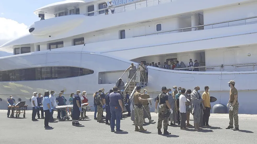 Dutzende Flüchtlinge haben im Hafen von Kalamata die Luxusyacht verlassen. Foto: dpa/www.argolikeseidhseis.gr