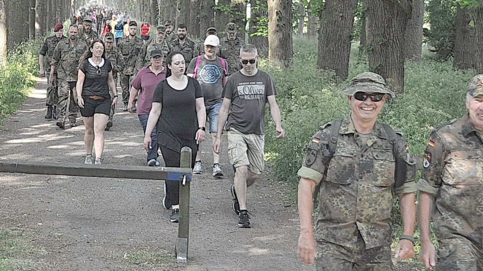 Gute Laune beim gemeinsamen Marsch. Foto: Wolters