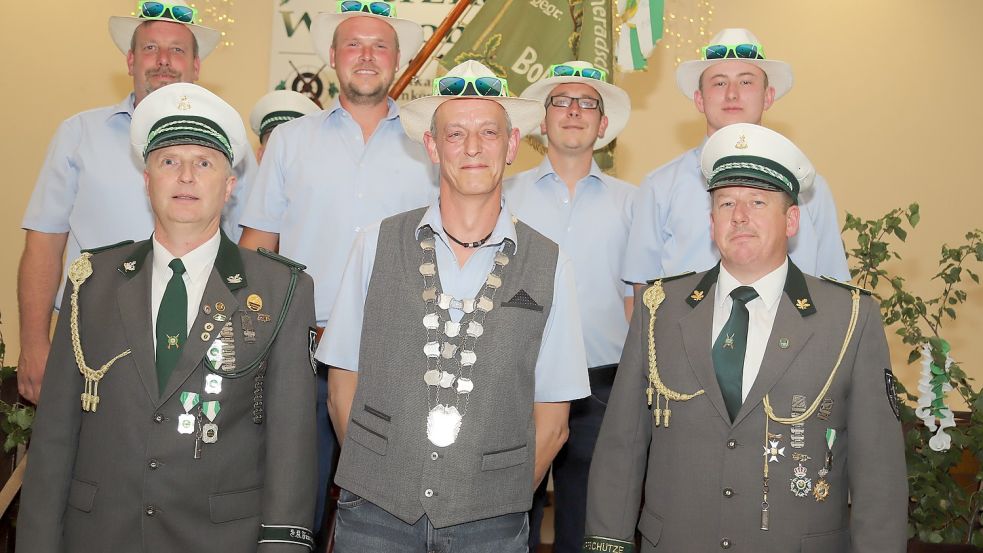 Ein reiner Männerthron regiert die Schützenkameradschaft Friesenkönig Radbod Bollingen-Bibelte (hinten, von links): Christian Remmers, Henrick Reens, Julian Pahl, Kai Meiners sowie (vorne, von links) Hans-Peter Walker, König Marec Hopp und Vorsitzender Ludger Meinders. Foto: Passmann
