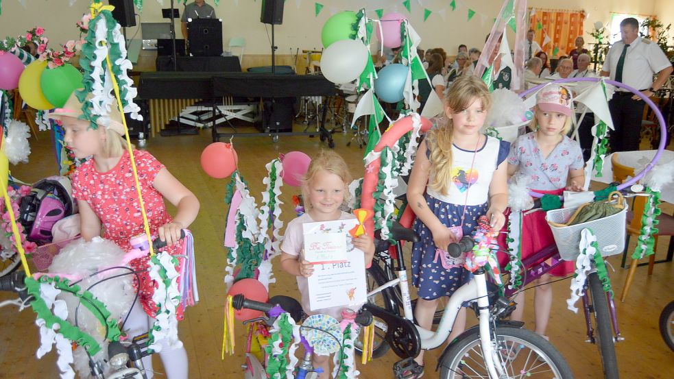 Zahlreiche Kinder hatten sich mit bunt geschmückten Fahrrädern am Umzug in Bollingen teilgenommen. Die drei Erstplatzierten Tilda Böhmer (1. Preis), Antonia Neumann (2. Preis) und Amelie Haak (3. Preis) erhielten jeweils einen Eisgutschein.Für alle Teilnehmer gab es zudem Gutscheine für das Karussel, die Würstchenbude, Schieß- und Eisbude. Foto: Weers