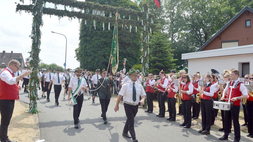 Der Schützenkameradschaft Friesenkönig Radbod Bollingen-Bibelte lief beim Umzug auch zum Altenheim. Dort reihten sich auch die Kinder ein. Foto: Weers