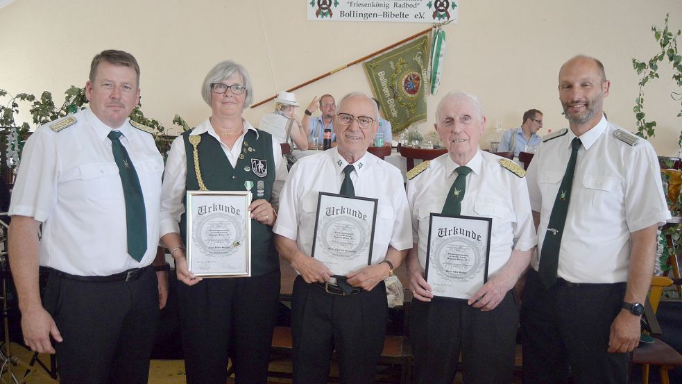 Die Schützenkameradschaft Friesenkönig Radbod Bollingen-Bibelte ehrte auf dem Schützenfest Vereinsmitglieder für langjährige Mitgliedschaft, darunter auch Gründungsmitglieder. Das Foto zeigt (von links) Ludger Meinders (1. Vorsitzender), Gisela Schulte (40 Jahre Mitgliedschaft), die beiden Gründungsmitglieder Theo Deeken und Egon van Stevendaal und Wilfried Harms (2. Vorsitzender). Es fehlen: Anita Kruse, Andre Waden, Petra Sassen (alle 10 Jahre Mitgliedschaft), Hermann Hilers (25 Jahre Mitgliedschaft), Jörg Arens, Elisabeth Schulte, Ursula Geesen, Maria Lüken (alle 40 Jahre Mitgliedschaft) und Georg Kramer (Gründungsmitglied). Foto: Weers