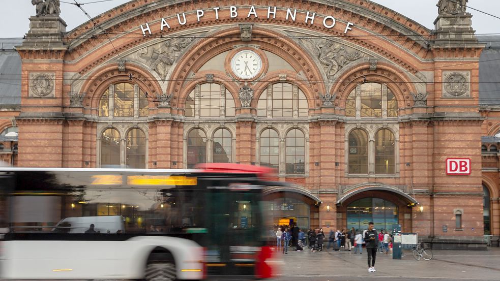 Ein Mädchen ist am Bremer Hauptbahnhof sexuell belästigt worden. Passanten bewiesen Zivilcourage und drängten den Mann zurück: Foto: Mohssen Assanimoghaddam/dpa