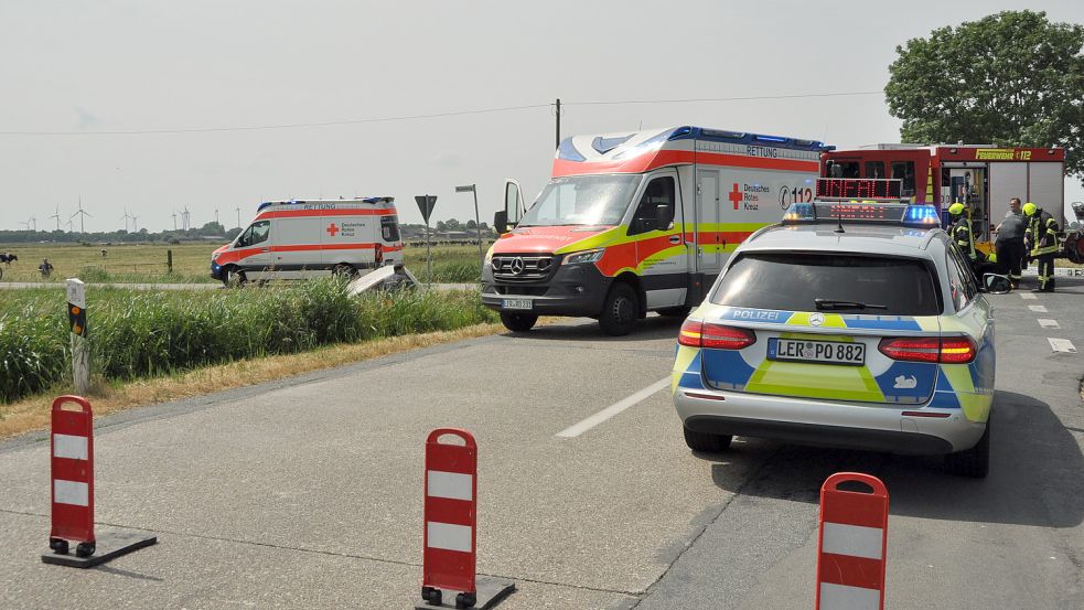 Am Sonntag rückten die Einsatzkräfte nach Jemgum aus. Foto: Wolters