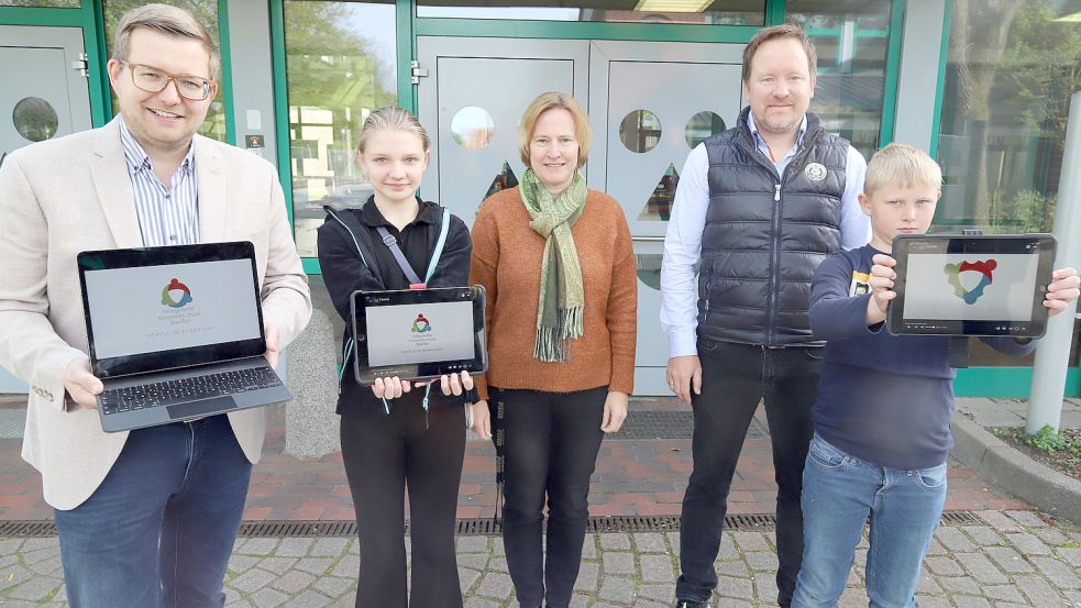 Stellen den Image-Film der IGS Barßel vor (v.li.) Nils Anhuth, Venja Mühring, Simone Petzold, Tobias Brossmann, Damion Willms. BildCPassmann