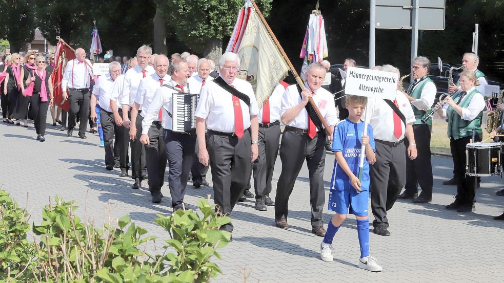 Bei bestem Wetter zogen die Teilnehmer durch den Ort, hier der Männergesangverein Altenoythe (vorne). Foto: Passmann