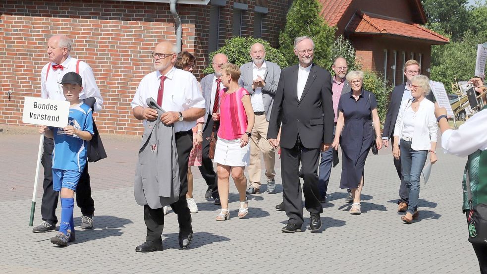 Vorstand des Sängerbundes und Gäste marschierten ebenfalls mit. Foto: Passmann