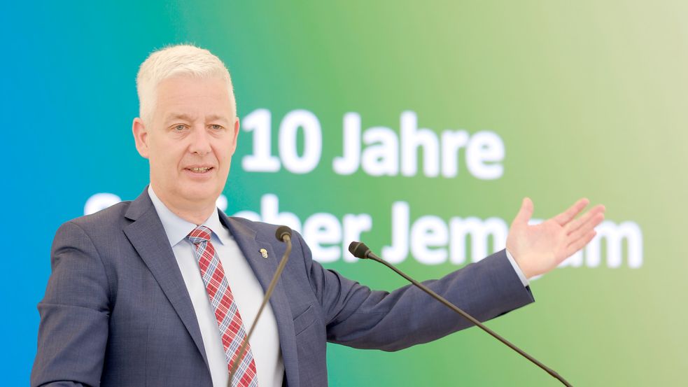 Landrat Matthias Groote sprach beim Tag der offenen Tür. Foto: Markus Hibbeler/Astora