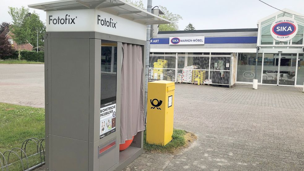 Der neue Passbildautomat beim Sika-Markt in Ihrhove ist etwas Besonderes. Das Gerät befindet sich nicht in einem Gebäude, ist also frei zugänglich. Foto: Ammermann