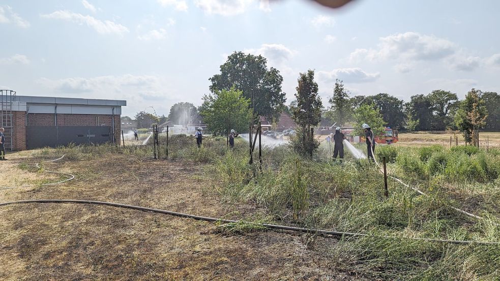 Schnell war die Feuerwehr Flachsmeer mit rund 20 Einsatzkräften beim Einsatzort und konnte den Brand rasch löschen. Foto: Bruns/Feuerwehr