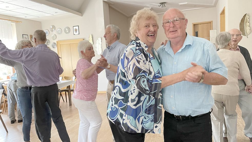 Renate Krey und Josef Stevens sind mit Spaß dabei. Foto: Hinderks