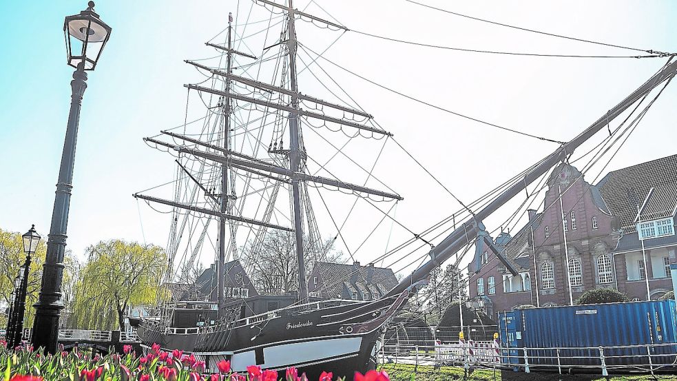 Vor malerischer Kulisse können Brautpaare auf der „Friederike“ in den Hafen der Ehe einlaufen. ARCHIVFOTO: SINA SCHULDT/DPA