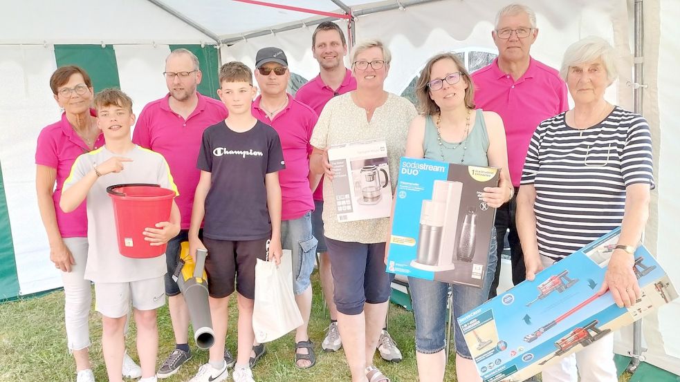 Preisübergabe Tombola (vorne, von links): Messdiener Tom-Bente Lüken, die Gewinner Till Schulte, Elisabeth Wallschlag, Sandra Volkmer, Regina Hermes sowie ( hinten von links) Rosa Strohschnieder, Daniel Schulte, Stefan Volkmer, Stefan Stavermann, Georg Wallschlag vom Förderverein. Foto: Privat