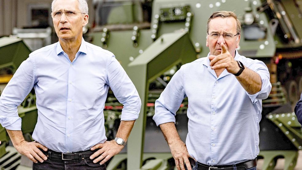 Nato-Generalsekretär Jens Stoltenberg und Verteidigungsminister Boris Pistorius besuchten erst den Fliegerhorst in Jagel, dann die Rüstungsfirma Flensburger Fahrzeuggesellschaft (FFG) Foto: Axel Heimken/AFP