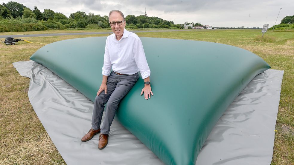 Dieter Backer, Geschäftsführer des Flugplatzes Leer-Papenburg zeigt den Wassertank für die Flugzeuge. Foto: Ortgies
