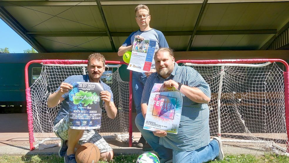 Ostrhauderfehns Jugendpfleger Steven Jongmanns (von links), Ostrhauderfehns Rathaus-Mitarbeiter Jens Buss und Rhauderfehns Jugendpfleger Timo Zeleck sind schon in Ferienlaune und stellen das gemeinsame Ferienprogramm vor. Foto: Scherzer