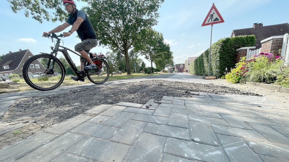 An der Hauptstraße im Bereich Werftstraße sollten die Arbeiten für die neue Fahrradstraße beginnen. Bislang gibt es dort aber nur zwei wieder zugeschüttete Löcher: Eine Stolperfalle, wie Radler und Fußgänger bemängeln. Foto: Janßen