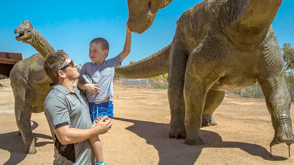 Besucher in der Dino-Ausstellung „Australian Age of Dinosaurs Museum“. Foto: Australian Age of Dinosaurs Museum