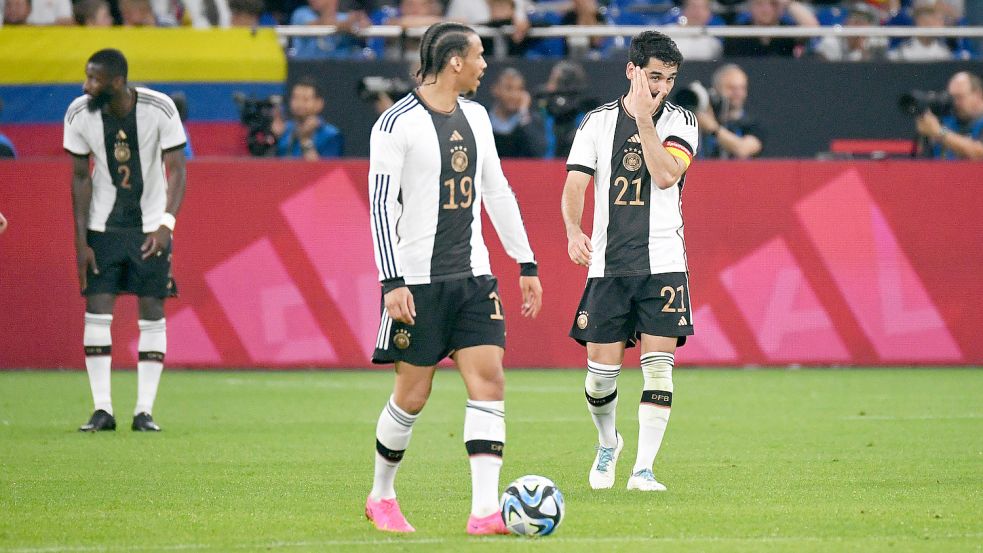 Ratlos: Die deutsche Nationalelf und Leroy Sané (vorne). Foto: imago