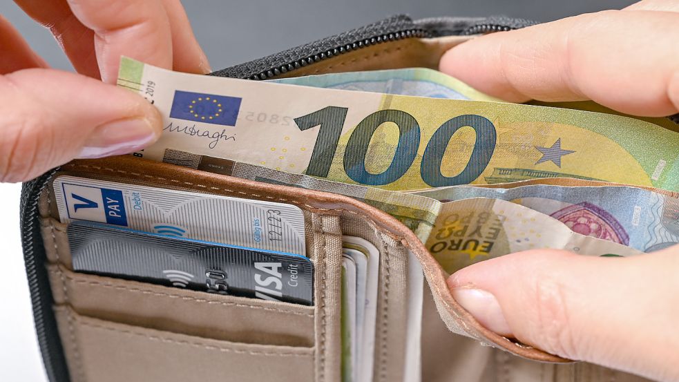 Mehr Geld im Portemonnaie: Das halten viele Menschen für erstrebenswert. Foto: dpa/Patrick Pleul