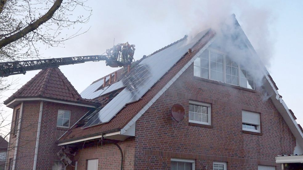 In Scharrel war am Mittwochabend im Dachstuhl eines Mehrfamilienhauses an der Straße am Eichenkamp ein Feuer ausgebrochen. Die Freiwillige Feuerwehr löschte, musste aber nach Mitternacht erneut zum Nachlöschen ausrücken. Foto: Feuerwehr