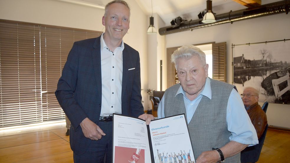 Für 70-jährige treue Mitgliedschaft in der Genossenschaft der Volksbank Westrhauderfehn bekam Johann Hamel (rechts) vom Vorstandsvorsitzenden Uwe Brechtezende eine Urkunde und eine kleines Präsent als Dank und Anerkennung verliehen. Foto: Weers
