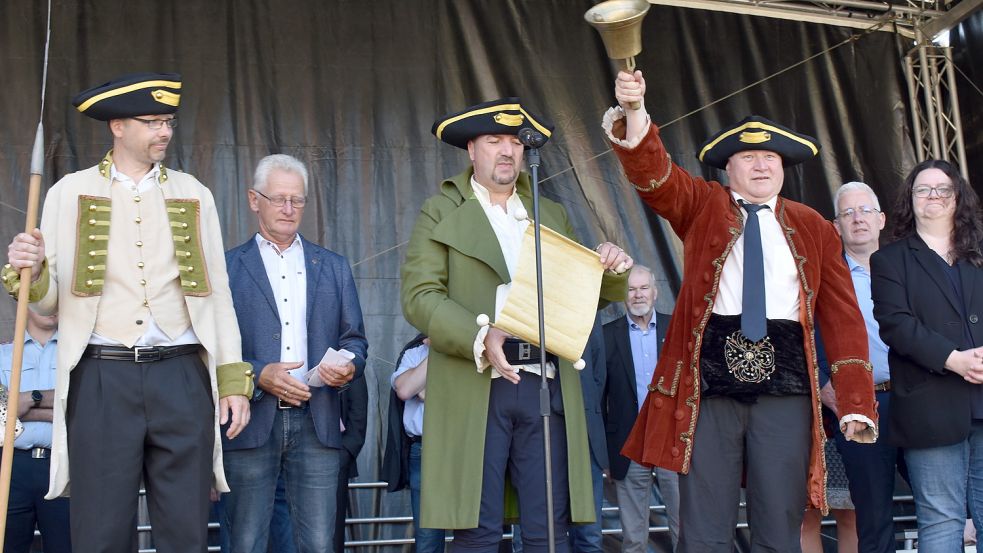 Am Wochenende ist in Ihrhove wieder Bottermarkt. Unser Foto zeigt die traditionelle Eröffnung im vergangenen Jahr. Archivfoto