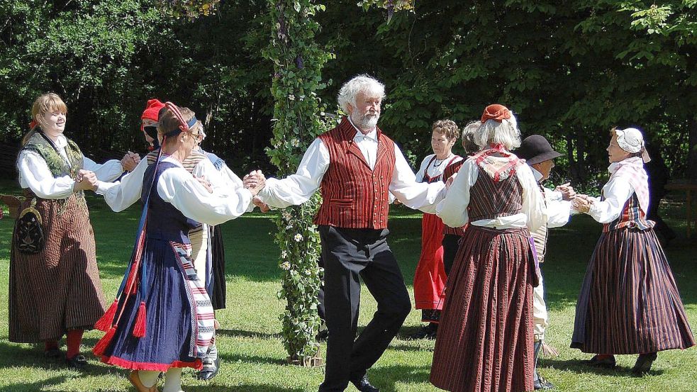 Beim traditionellen „Midsommar“ wird auch getanzt. Foto: Pixabay