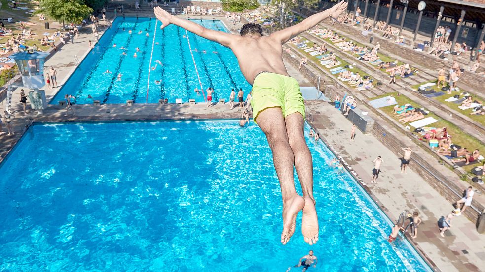 Problemzone Freibad: Die Berichte über Konflikte in und an den Schwimmbecken häufen sich. Deutschlands oberster Bademeister fordert Polizeipräsenz. Foto: dpa/Georg Wendt