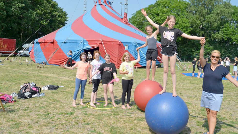 Ina Nagel aus der 5B und Charlotte Gehlenborg aus der 5A hoch auf dem Ball: Gemeinsam mit anderen Fünftklässlerinnen trainieren sie mit Lehrerin Maren Steinert eine Akrobatik-Nummer ein. Foto: Fertig