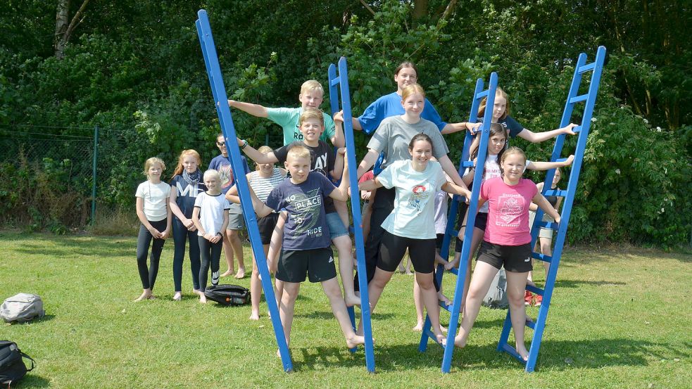 Kunststücke auf der Leiter präsentieren diese Saterländer Gymnasiasten unter der Zirkuskuppel. Foto: Fertig