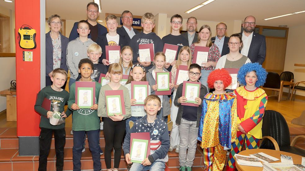 Die erfolgreichen Jungen und Mädchen des Saterfriesischen Lesewettbewerbs mit den Gästen im Rathaus in Ramsloh. Foto: Passmann