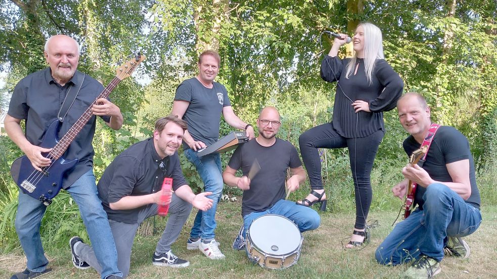„Sonic & Smoke“ freut sich auf Rhauderfehn. Die Bandmitglieder: Reinhold Kempen (von links), Tim Kempen, Andreas Lüken, Manuel Kempen, Arleen Janßen und Ewald de Carneé. Foto: Scherzer