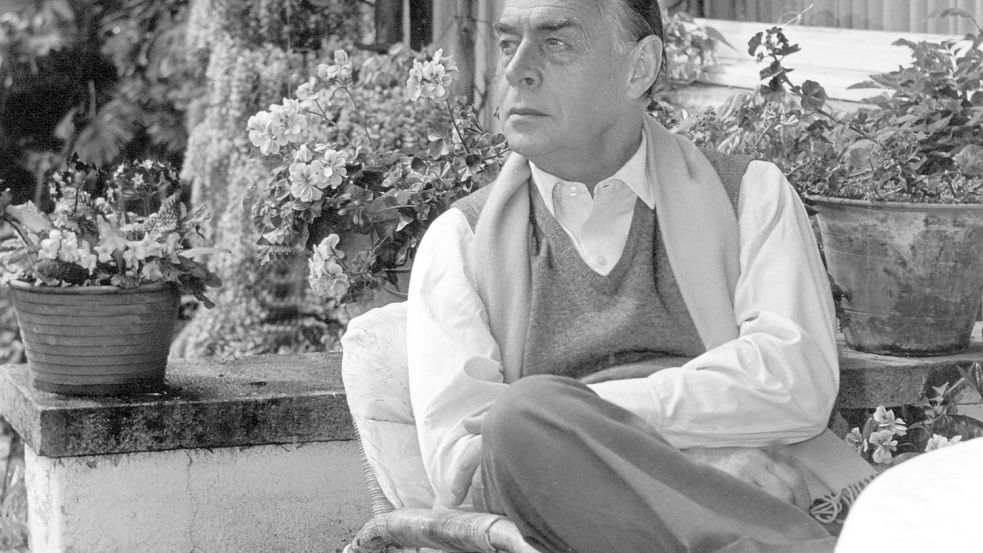 Der Schriftsteller Erich Maria Remarque in seinem Haus am Lago Maggiore. Foto: db/dpa