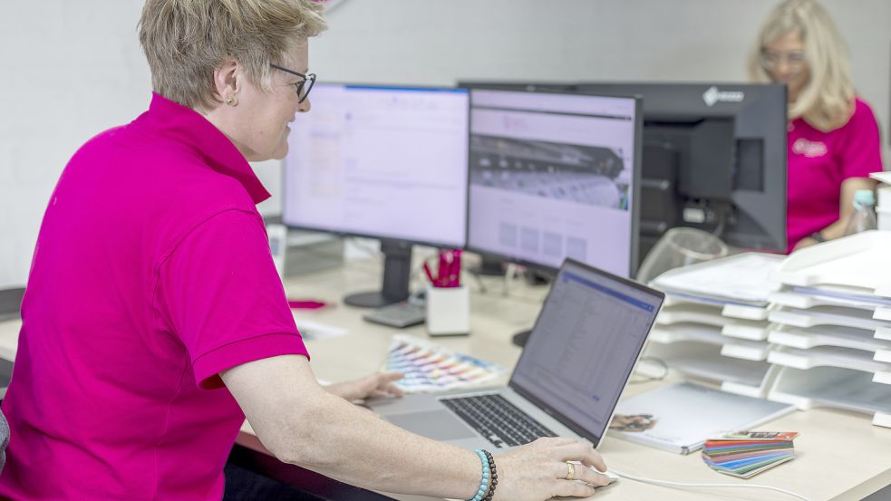 Die Gestaltung ist eine der Kernkompetenzen von 4Satz. Das Bild zeigt Birgit Schreiber (vorne) und Petra Berkenheger. Foto: Olthoff