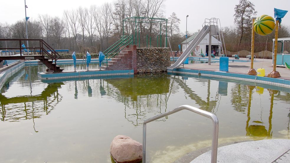 Trauriger Anblick: Das verwaiste Freibad im Jahr 2011. Fotos: Archiv