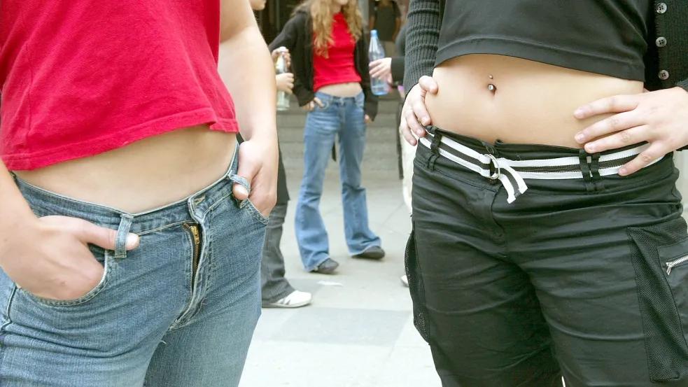 Bauchfreie Oberteile sind an der Schule am Osterfehn in Ostrhauderfehn nicht mehr erlaubt. Archivfoto: picture-alliance / dpa/dpaweb