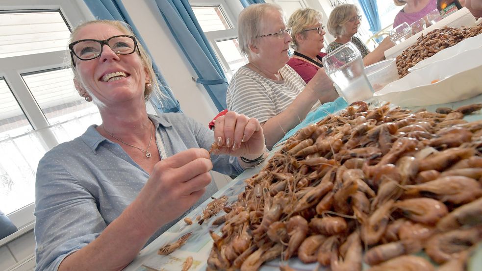 Tatjana Gettkowski, Rixte Handwerker, Andrea Weide und Sabine Groothuis haben sichtlich Spaß beim gemeinsamen Krabbenpulen. Foto: Ortgies
