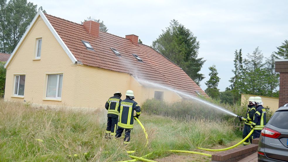 Es wurde mit dem Wasserschlauch aufs Dach gehalten. Foto: Fertig