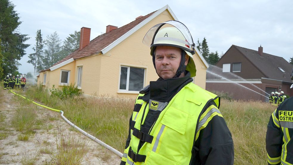 Lars Ammermann, der stellvertretende Ortsbrandmeister Ostrhauderfehns, war Einsatzleiter bei der Großübung. Foto: Fertig